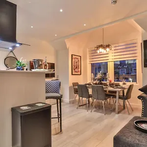 The Hepburn - Floor - Luxury For Up To 6 Guests Near Open Air Theatre And North Bay Apartment