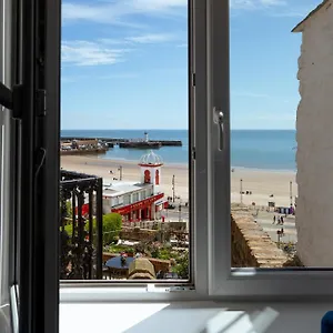 Lighthouse View: Seaside Retreat With Sky Tv And Free Parking Apartment